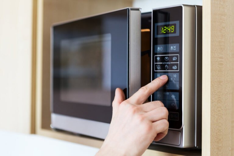 How Microwave Defrosts Food