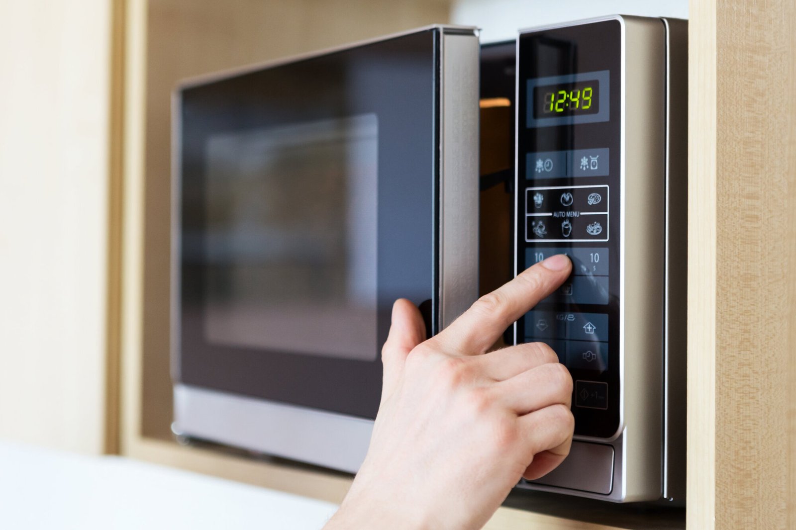 How Microwave Defrosts Food